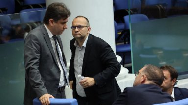 ДБ призова да се откажем от вето заради агент на руските служби, който освещава автомати