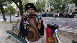Руският дисидент и художник Сеймон Скрепецки бе открит с пет огнестрелни рани