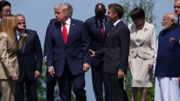 Тръмп: Мелони ме молеше да се снимаме. Тя: Измисля си, смаяна съм (снимки/видео)