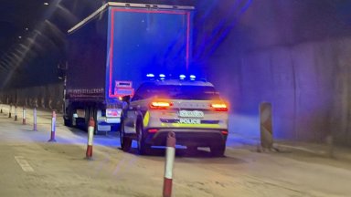 Аварирал камион затвори дясната лента в тунел „Топли дол" на магистрала „Хемус"