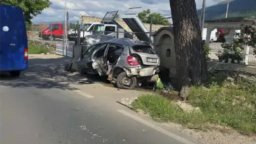 18-годишен заби колата си в бетонна ограда и уби връстник