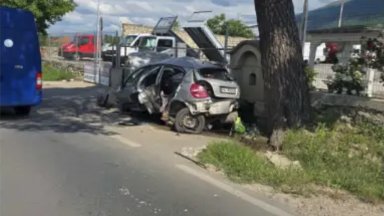 18-годишен заби колата си в бетонна ограда и уби връстник