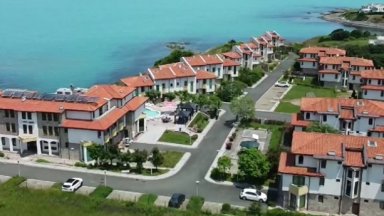Собственици на жилища в комплекс край Царево се оплакват, че са без достъп до дома си