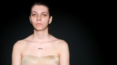 Ивет Димитрова от НХА предоставя собственото си тяло, превръщайки го в своеобразен музикален инструмент