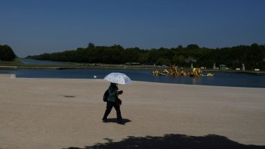 Откриха мъртви две малки деца в кола на паркинг във Франция
