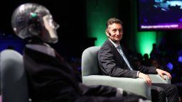 Министърът на иновациите създава консултативен съвет от роботи (снимки)