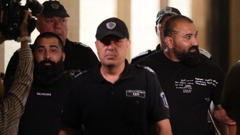 Оставиха зад решетките двама, свързвани с "Калашниците" (снимки)