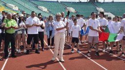 Предадоха олимпийската факла на председателя на БОК Весела Лечева 