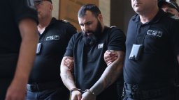 Шофьорът, забил се в автобус на "Челопешко шосе“, се яви в съда, оставиха го в ареста (снимки)
