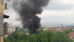 Пожар пламна в "Обеля" близо до бензиностанция, евакуираха лежащо болен (видео)