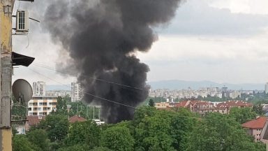 Пожар пламна в "Обеля" близо до бензиностанция, евакуираха лежащо болен (видео)