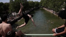 Жегата взе жертви в Испания, Лувърът и стотици британски училища затвориха (снимки)