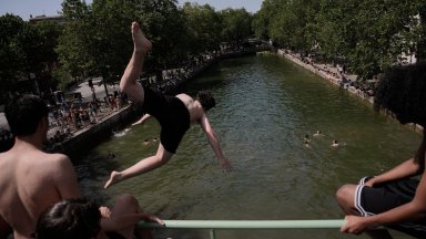Жегата взе жертви в Испания, Лувърът и стотици британски училища затвориха (снимки)
