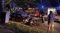 18-годишен шофьор е с опасност за живота след удар в кола и дърво в Русе (видео)
