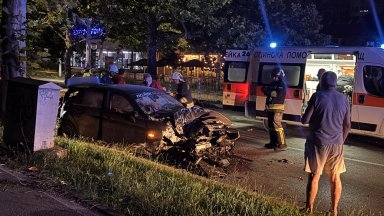 18-годишен шофьор е с опасност за живота след удар в кола и дърво в Русе (видео)