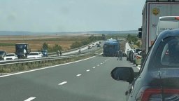 Камион помете кола на магистрала "Тракия", трима са загинали