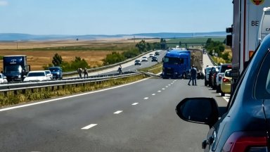 Две деца и мъж загинаха, след като тир влезе в насрещното на "Тракия" и помете кола
