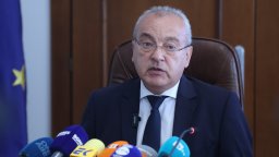 Бюджет с дефицит 5,7% представи Гълъб Донев, държавата ще тегли нов дълг от 2,2 млрд. евро