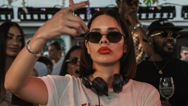 Любимката на Black Coffee, която плени внука на Фидел Кастро, пристига в Лозенец