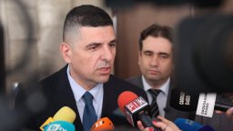 ДБ поиска бюджетът да бъде оттеглен и пренаписан с дефицит от 3%