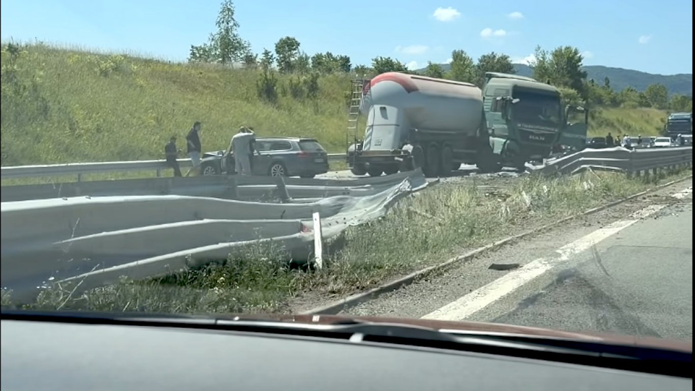 Камион цистерна скъса мантинелите на АМ "Струма" и удари кола в насрещното (видео)