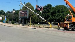 Стълб увисна над кръстовище до Централна гара, промениха движението