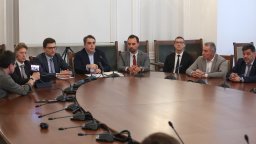 ПП за Бюджет 2026: Преди се раздаваха пари от джипката, сега ще е от самолета (видео)