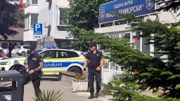 Антимафиоти нахлуха кметството на район "Приморски" заради "Баба Алино" (видео/снимки)