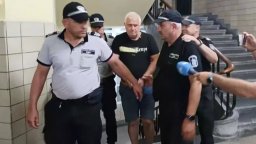 Тираджията, помел кола на "Тракия": Спуках гума, направих всичко възможно да удържа камиона