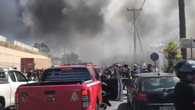 Пожар избухна във фабрика за дървен материал на остров Крит, обхвана и жилищни сгради (видео)