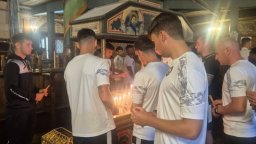 Футболистите на Славия отдадоха почит към загиналите момчета от школата