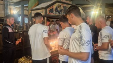 Футболистите на Славия отдадоха почит към загиналите момчета от школата