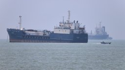 Неизвестен снаряд удари кораб в Оманския залив, спряха евакуацията в Ормуз