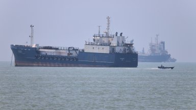 Неизвестен снаряд удари кораб в Оманския залив, спряха евакуацията в Ормуз