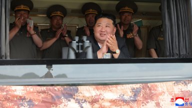 Нови ракети и самоходна гаубица: Ким Чен-ун наблюдава тестове на модернизирани оръжия (снимки)
