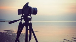 Фотограф измина стотици километри, за да заснеме биолуминесценция на уелски плаж