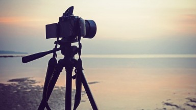 Фотограф измина стотици километри, за да заснеме биолуминесценция на уелски плаж