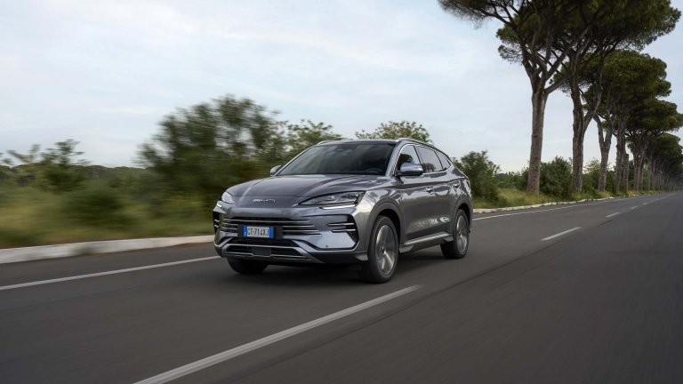 BYD Seal U DM-i пропуска бензиностанциите за зареждане на гориво (галерия)