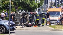 Кола се преобърна след удар на бул. "България" в София заради отнето предимство (снимки/видео)