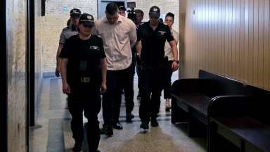 Съдът остави в ареста 20-годишния шофьор, от чийто удар загинаха момиче и момче край Мездра