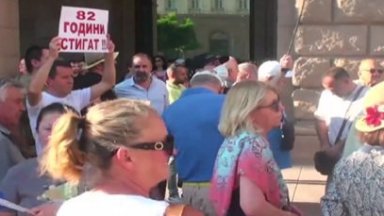 Първи протест срещу кабинета "Радев" се събра под прозорците на МС