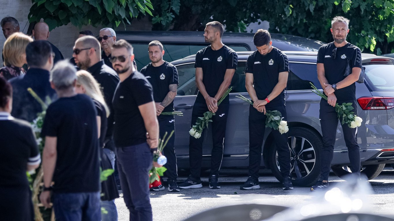 Погребение на млад футболист и баща му събра близки и ръководство на ФК Славия