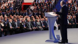 Путин призна за "труден период", но обеща да защити Русия