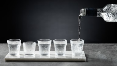 Един лесен трик от експерт може да направи евтината водка по-приятна на вкус