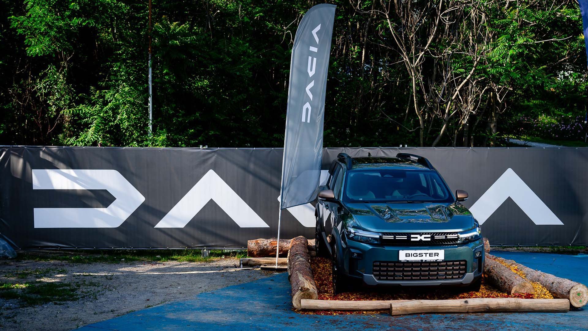 Новата Dacia Bigster Hybrid-G 150 4x4 е изложена в приключенски парк „Юнак“ в Борисовата градина