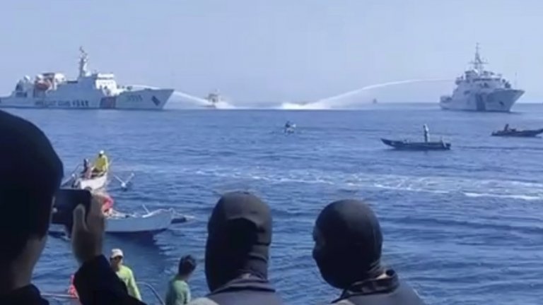 Китай увеличи патрулите с бойна готовност край спорния риф Скарбъроу