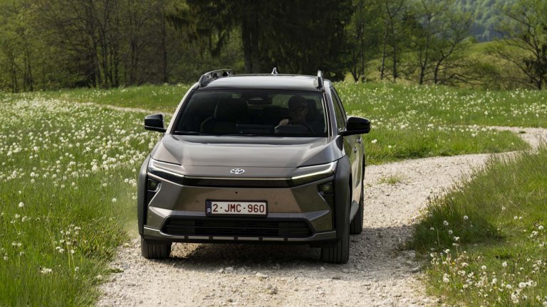 Новата Toyota bZ4X Touring е готова за приключения в планините