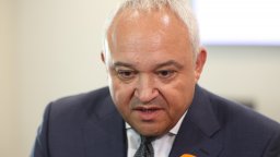 Демерджиев: Закриваме неефективни звена в МВР и проверяваме полетите на Пеевски