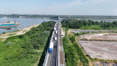 Евакуираха десетки украински жени и деца от аварирал автобус на Дунав мост в Русе