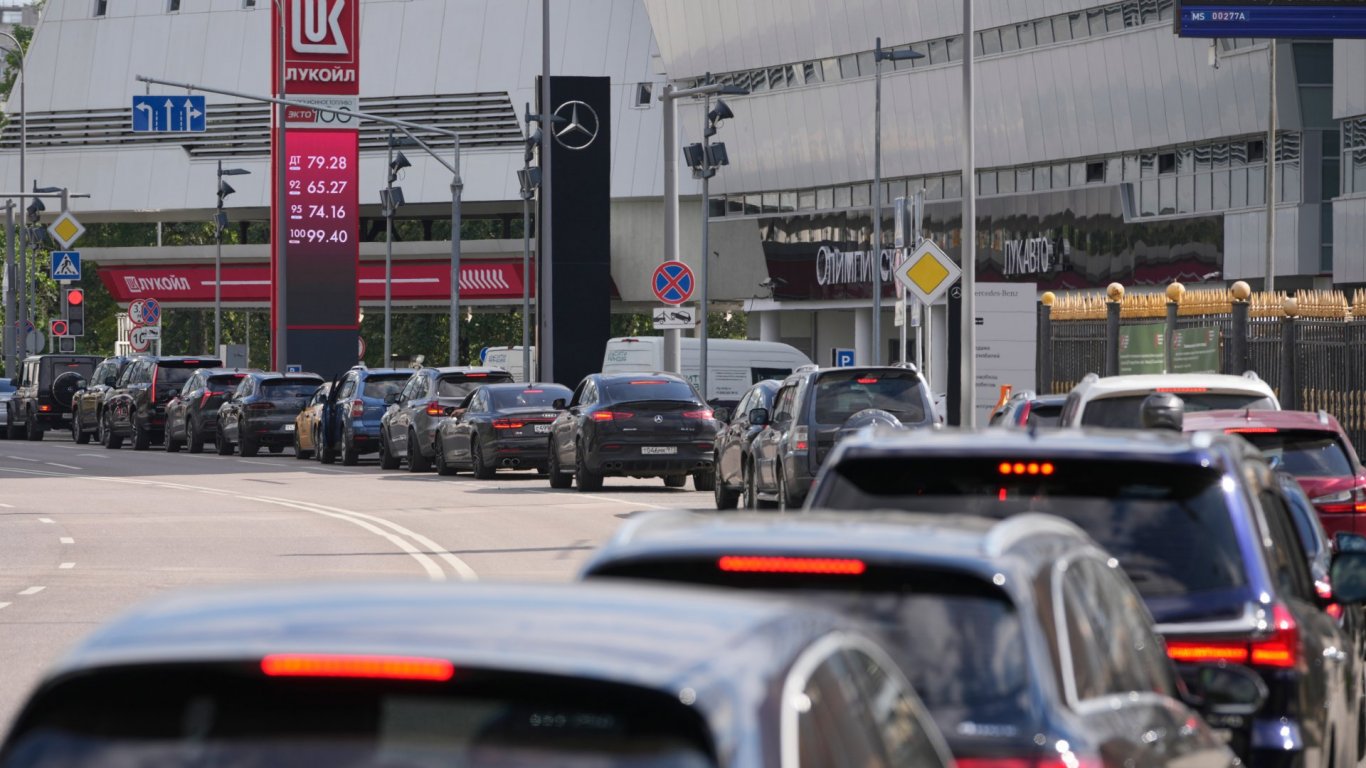 Цените на горивата в Русия надхвърлиха 100 рубли за литър на фона на проблеми с доставките